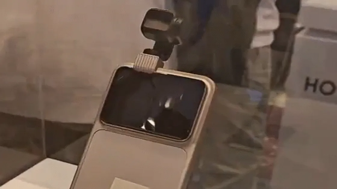 Honor Robot Phone with Rotating AI Gimbal Camera